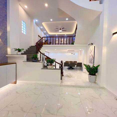 nhà đẹp Nguyễn Khang 44m²xây 5 tầng, mặt tiền 5m giá 5.3 tỷ,sát phố , nhà mới, sổ vuông, không lỗi