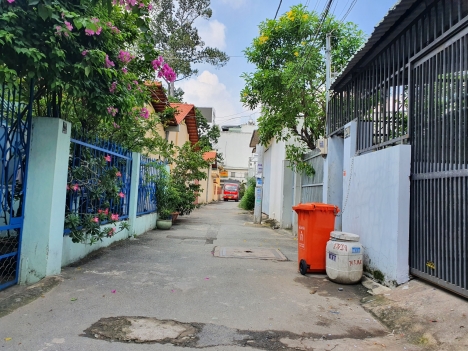 Bán Nhà Hẻm Xe Hơi 77 m2 đầu Quận 9 Nam Hòa chỉ hơn 4 Tỷ Duy Nhất Sót Lại