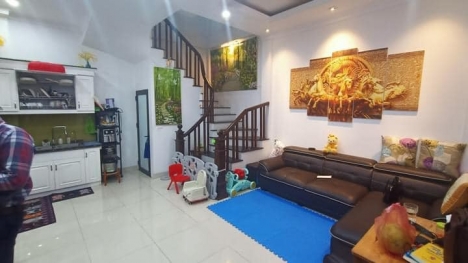 Bán nhà phúc lợi Long biên. Dt 40m. 3 tầng . Mt4m. Giá 2.95 tỷ