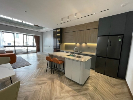 Bán nhà Hoàng Quốc Việt, Cầu Giấy, 50m2, MT: 5m, Thang Máy, Vỉa hè. Giá 14,2 tỷ