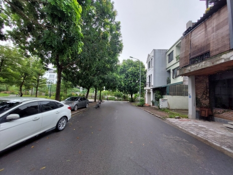 Bán đất Thạch Bàn Long Biên : 142 m2 , mặt tiền 5,2 m ,đường 6m , vỉa hè 2 m . Giá 13,6 tỷ