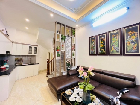 HOT: Nhà Hoàng Mai 30m2 x 5 tầng nhà mới, ngõ thông, sát đường oto giá chỉ 3.6 tỷ!
