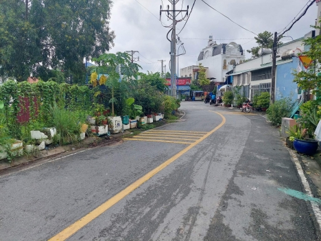 Nhà Vip Tân Xuân - Hóc Môn 1tỷ3 có Ngay nhà Thành Phố, SHR.