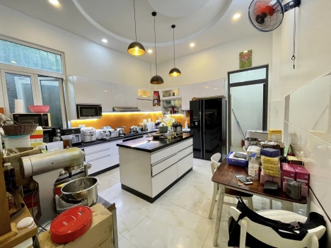 NHÀ 5 TẦNG - NỘI THẤT SANG TRỌNG - HẺM 8M - NGANG 6M BỀ THẾ - GIÁP MẶT TIỀN.