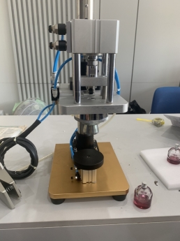 Máy đóng nắp chai nước hoa, máy đóng nắp chai dầu thơm, máy đóng chai bằng khí nén