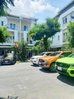 Bán Biệt Thự  Vườn  Phường Tân Phong. Quận 7. 351m2. 3 Tầng. 64,9 Tỷ
