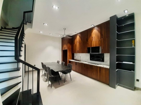 TƯ ĐÌNH ĐÓN ĐẦU CẦU TRẦN HƯNG ĐẠO
NỘI THẤT LONG LANH - Ô TÔ ĐỖ CỔNG