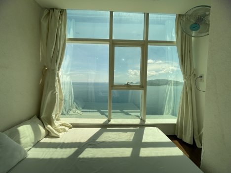 Cho thuê căn hộ rộng 50m2 tại Mường Thanh 60 Trần Phú gồm 1 phòng ngủ lớn và 1 phòng ngủ nhỏ.