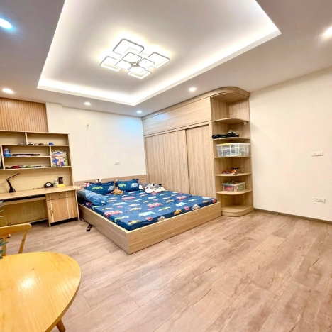 Bán nhà ngõ 68 Cầu Giấy 50m²x 5T mtien 4m 6.35 tỷ, Trung tâm - Lô góc - Sát phố