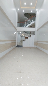 Bán nhà vừa ở vừa kinh doanh, đường Phạm Văn Đồng 300m, gần trường gần chợ