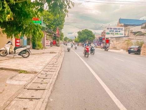Vị trí: có thể mở cửa hàng kinh doanh buôn bán, nằm trong khu vực dân cư đông đúc.