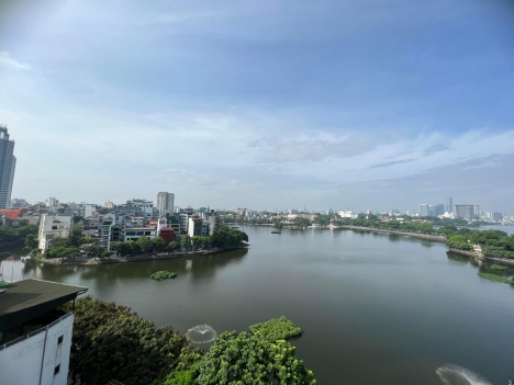 Bán khách sạn mặt Hồ Tây 8 tầng lợi nhuận 6 tỷ/năm - Lô góc mặt tiền rộng 250m giá 200 tỷ