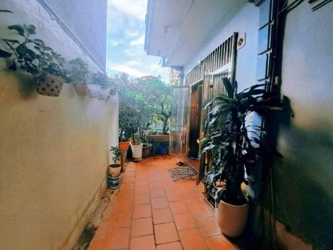 Bán nhà Chùa Láng, Đống Đa, sát hồ Điều Hòa, 4 phòng ngủ, 42m2, 4 tầng, giá 5,75 tỷ.