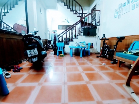 Bán nhà Chùa Láng, Đống Đa, sát hồ Điều Hòa, 4 phòng ngủ, 42m2, 4 tầng, giá 5,75 tỷ.