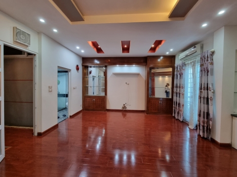 Cực Phẩm Nguyễn Văn Huyên  kinh doanh ô tô ngõ thông Dt 35m2 6T mt 4,6m giá 7 tỷ