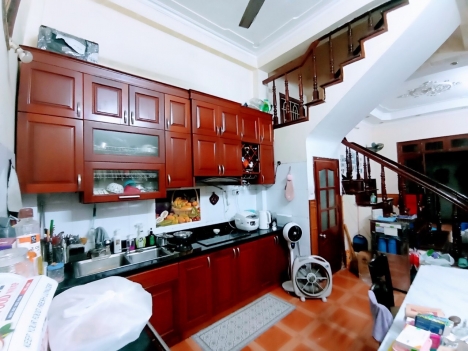 Bán nhà Chùa Láng, Đống Đa, sát hồ Điều Hòa, 4 phòng ngủ, 42m2, 4 tầng, giá 5,75 tỷ.