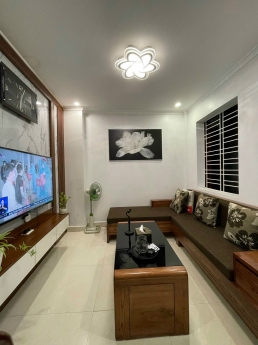 Bán nhà xinh phố Lê Lợi:
Ngõ 389 Lê Lợi rộng ~4-5m; (Chu Văn An ngoặt lên ngã 4 Trại Lính tiện