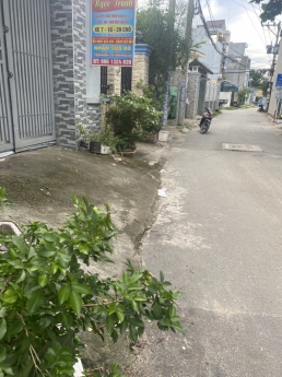 Mặt tiền Phú Hữu quận 9. 102m2, vị trí đẹp, ở ngay. 5 tỷ 950 TL.