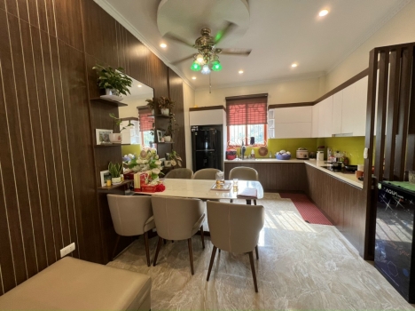Cực gấp, bán nhà Cự Khối dân xây, ngõ rộng ô tô tránh, tặng full nội thất xịn đẹp, 45m*4T,3.6 tỷ