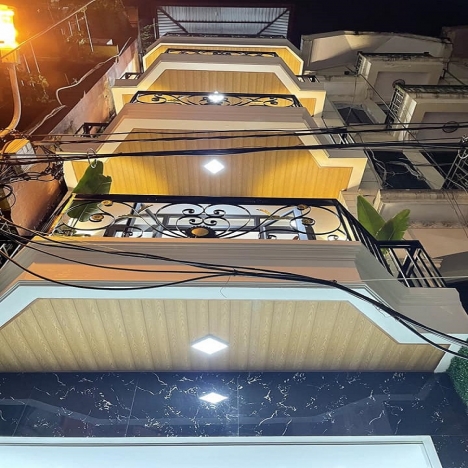 Phân lô , ô tô 16 chỗ Trần Quốc Hoàn 50m² xây 5T, mặt tiền 4.2m giá chào 12.7 tỷ, khu dân trí cao