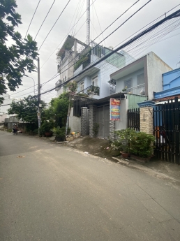 Mặt tiền Phú Hữu quận 9. 102m2, vị trí đẹp, ở ngay. 5 tỷ 950 TL.