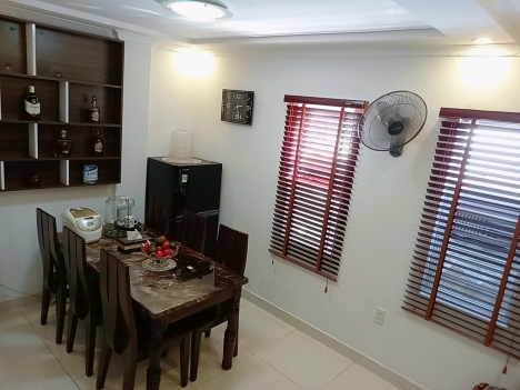 Bán nhà xinh phố Lê Lợi:
Ngõ 389 Lê Lợi rộng ~4-5m; (Chu Văn An ngoặt lên ngã 4 Trại Lính tiện