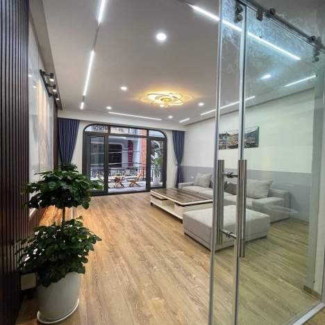 Phân lô , ô tô 16 chỗ Trần Quốc Hoàn 50m² xây 5T, mặt tiền 4.2m giá chào 12.7 tỷ, khu dân trí cao