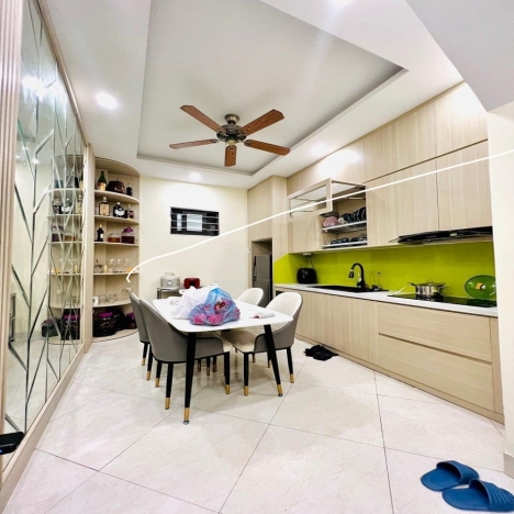 Nhà đẹp Xuân Thủy 45m2 xây 5 tầng, mặt tiền 3.8m giá chào 6.1 tỷ, sát phố, ngõ thông, trung tâm