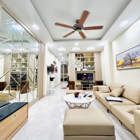 Nhà đẹp Xuân Thủy 45m2 xây 5 tầng, mặt tiền 3.8m giá chào 6.1 tỷ, sát phố, ngõ thông, trung tâm