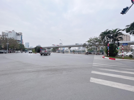 Bán toà nhà hàng mặt phố Yên Lãng - Hoàng Cầu - 235m2 - MT 10m - Giá 110 tỷ - Kinh doanh sầm uất