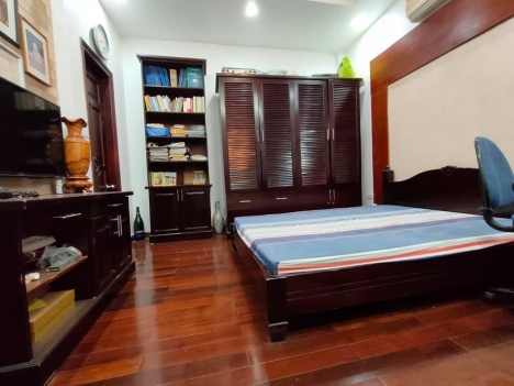 Bán nhà phố Hào Nam, nhà đẹp, tặng full nội thất 40m2, 4 tầng, mt4m, 4.95 tỷ