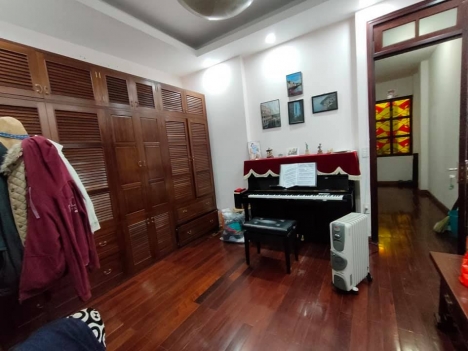 Bán nhà phố Hào Nam, nhà đẹp, tặng full nội thất 40m2, 4 tầng, mt4m, 4.95 tỷ
