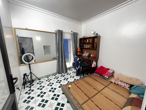 Chính chủ cần bán căn nhà xóm trung văn cao. Xe tải, taxi đỗ cửa. Diện tích 29m x 2,5 tầng. Giá