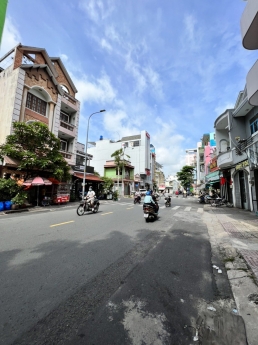 Bán nhà 79 Trần Hưng Đạp giáp Bàu Cát. DT 10x22, 4 lầu. Giá 35 tỷ thương lượng