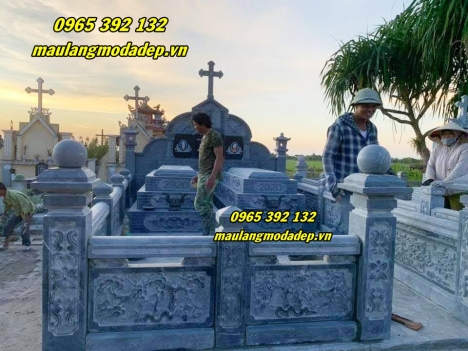 Lăng mộ công giáo bằng đá xanh chạm khắc tỉ mỉ
