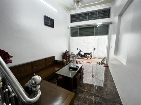 Chính chủ cần bán căn nhà xóm trung văn cao. Xe tải, taxi đỗ cửa. Diện tích 29m x 2,5 tầng. Giá