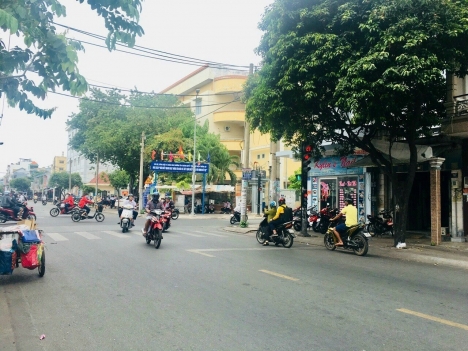 Bán nhà Mặt tiền 194 Độc Lập. DT 16x18 vuông vức. Giá 53 tỷ Thương lượng