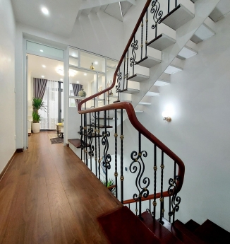 Cực hiêm nhà mới Cầu Giấy giá 4.85 tỷ diện tích 42m2 xây 5 tầng, giá, sát phố , oto cách nhà 30mm