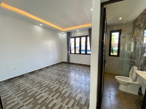 Nhà trung tâm phố Hàng Kênh - Chợ Con sân cổng độc lập xây mới tinh
-DT: 52,9m2 x 3 tầng sân cổng