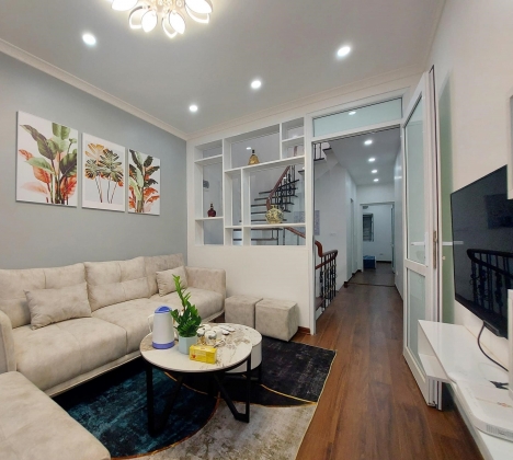 Cực hiêm nhà mới Cầu Giấy giá 4.85 tỷ diện tích 42m2 xây 5 tầng, giá, sát phố , oto cách nhà 30mm