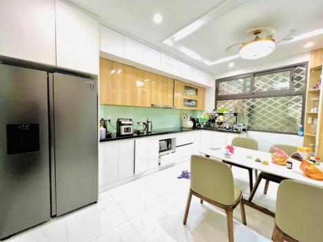 Bán nhà Hoàng Quốc Việt, P/LÔ-Ô TÔ-V/TRÍ TRUNG TÂM, 60m2x6T, hơn 10 tỷ.