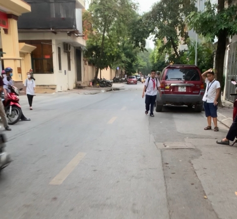 Mặt phố Hoàng Sâm giá 18.8 tỷ diện tích 60m2,tổng mặt tiền 20m , càn bộ xây dựng chắc chắn