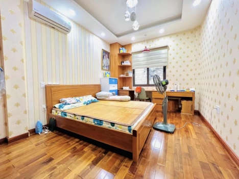 Bán nhà Hoàng Quốc Việt, P/LÔ-Ô TÔ-V/TRÍ TRUNG TÂM, 60m2x6T, hơn 10 tỷ.