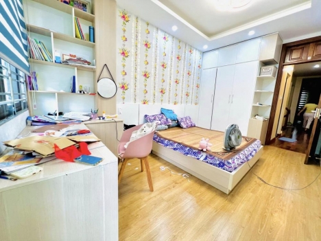 Bán nhà Hoàng Quốc Việt, P/LÔ-Ô TÔ-V/TRÍ TRUNG TÂM, 60m2x6T, hơn 10 tỷ.