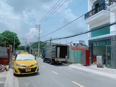 Nhà 3 tầng (DT) 64m2, Tô ngọc vân sang Gò vấp 1 bước chân, Chỉ hơn 2 tỷ xíu.  Xem nhà.