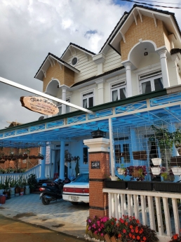 Cần bán khách sạn đang kinh doanh trên đường Hùng Vương, Phường 9, TP. Đà Lạt, giá 13,5 tỷ