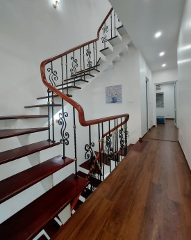 Cực hiêm nhà mới Cầu Giấy giá 4.85 tỷ diện tích 42m2 xây 5 tầng, giá, sát phố , oto cách nhà 30mm