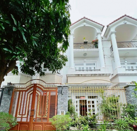 Bán Biệt thự quận Tân Phú. DT 8x18, nhà đẹp, khu an ninh. Giá 18 tỷ thương lượng