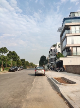 SIÊU HIẾM KHU  ĐẤU GIÁ VIỆT HƯNG 100M 7 TẦNG VỈA HÈ ĐÁ BÓNG MĂT TIỀN KHỦNG KINH DOANH ĐỈNH