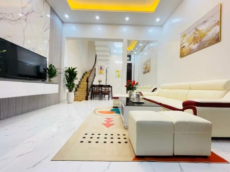 Bán Nhà Ngay Trung Tâm Quận Nam Từ Liêm - Diện tích: 42m x 5 tầng, mặt 4m.